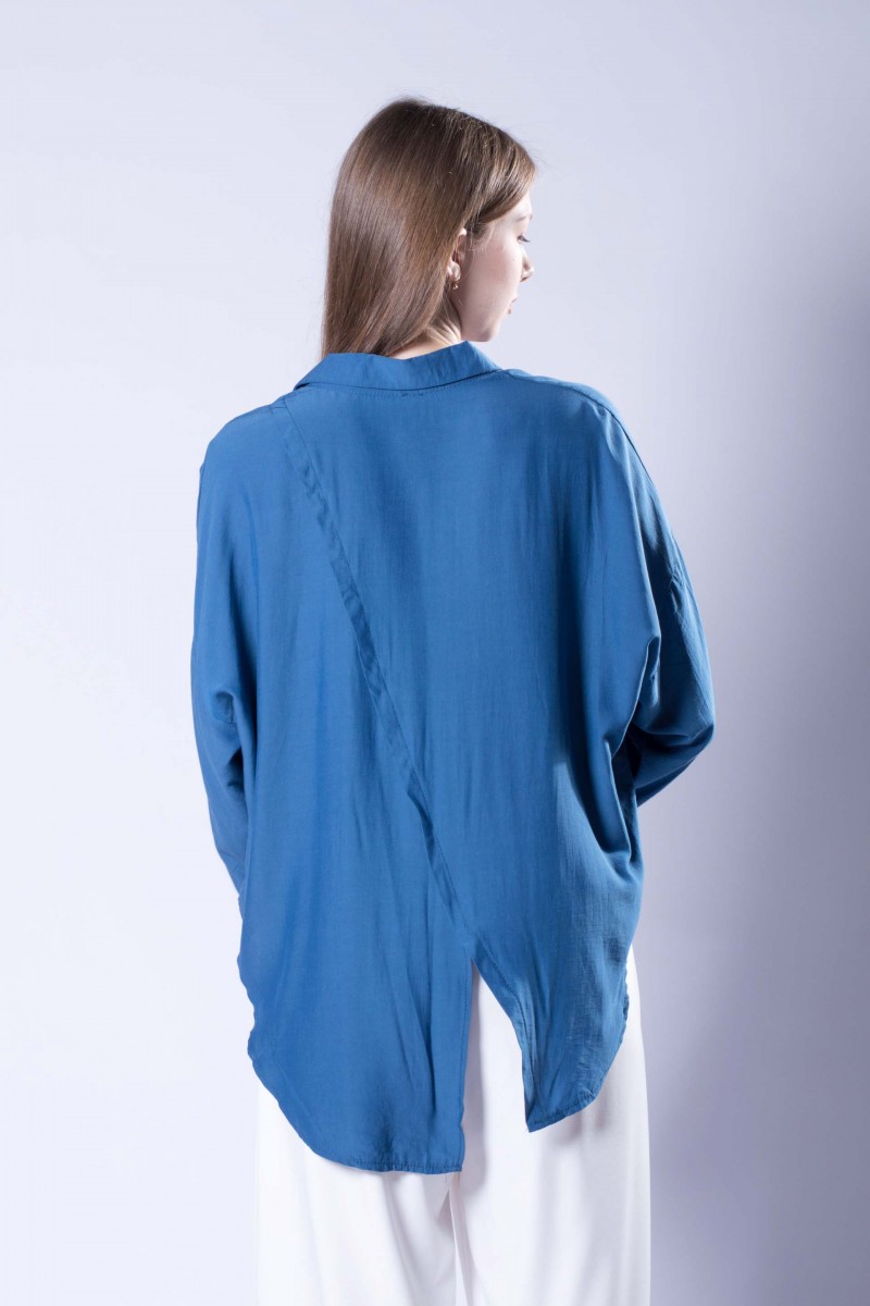 Рубашка оверсайз с ассиметрией сзади blue